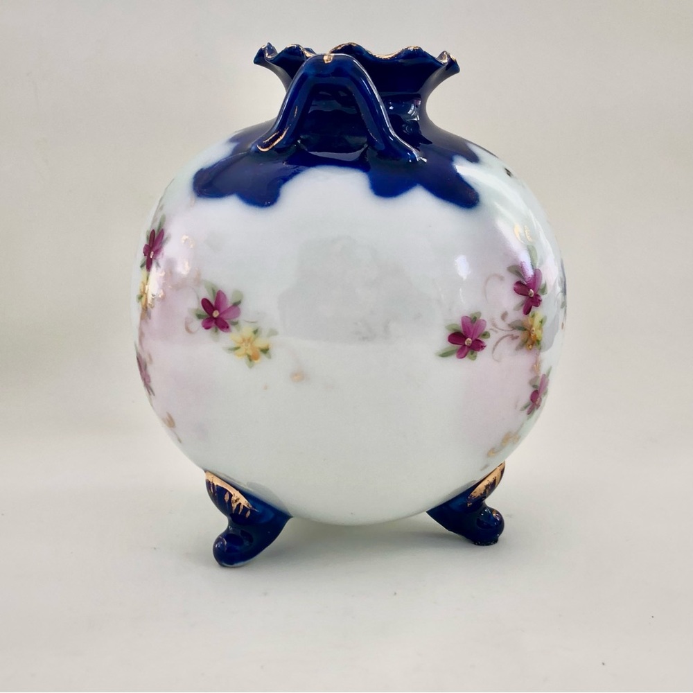 Vintage Round Bud Vase Pot 4" Porcelain Unmarked 3 legs Blue White Floral - Picture 2 of 16